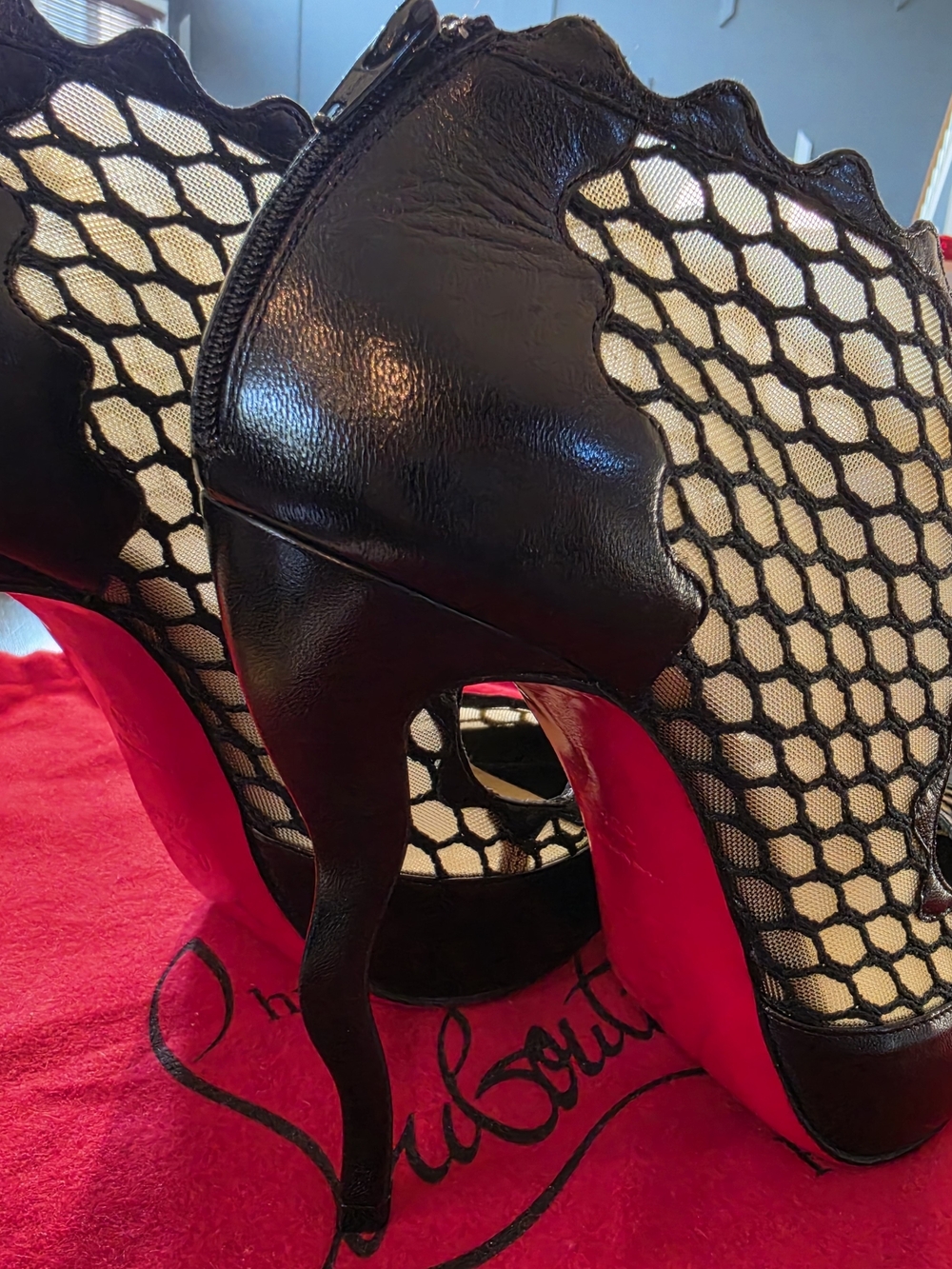 Authentic Christian Louboutin Black Mesh Scallop High-Heel Pumps - Picture 10 of 15